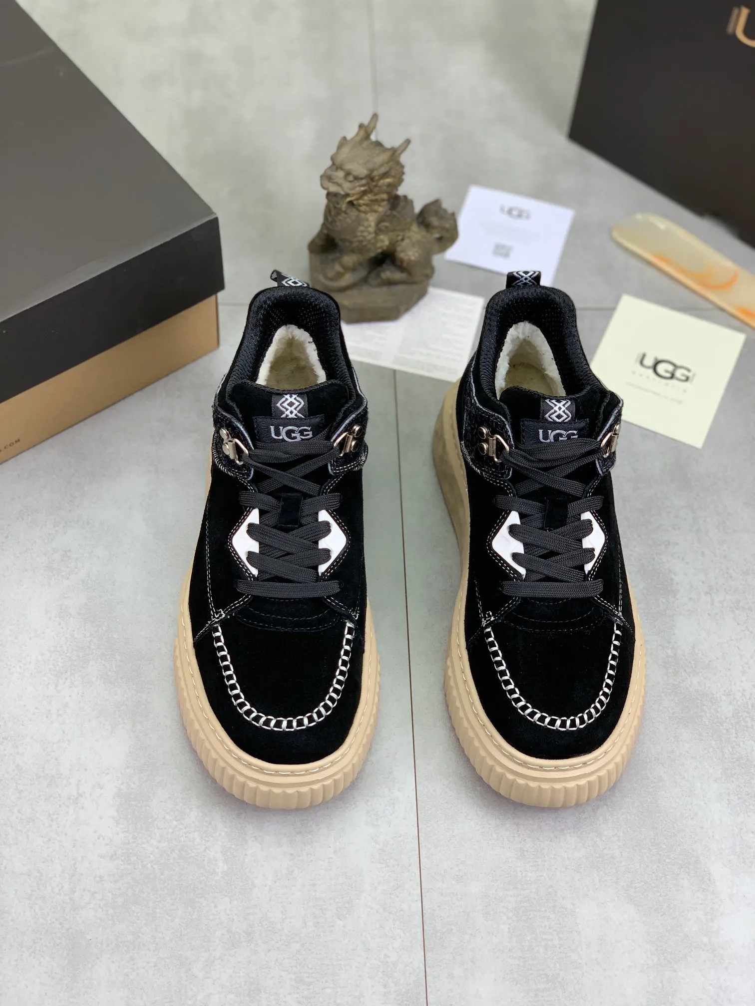 Men's shoes 💰P640 [New style] 💰 🆘 "Real wool" [UGG] 👉The popular men's shoes are synchronized with the official website 🔰The quality of the genuine products [satisfied] is not comparable to the imitations in the general market 🌀The upper is imported Italian frosted cowhide, and the lining is: foot pad 🅰️ grade 🐑Real wool👻Only Grade A can show the effect The hand feels smooth and delicate 🔱The shoe shape is grand, only genuine manufacturers can do it 🎄The perfect toughness of the original outsole 👻⬛️ allows customers to say goodbye to one-time consumption. Real wool lining, super warm. Available in black, brown and gray. Size: 39-44